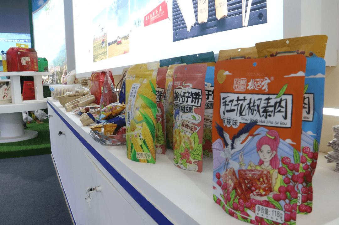 韓城六十余種特色農副產品亮相第二十九屆楊凌農高會，亢振峰周新強檢查展館銷售情況